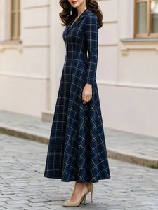 Elegante marineblauwe geruite jurk met lange mouwen, een blazer kraag en knoopdetails.
