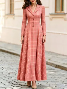 Detail van elegante Franse koraalrode geruite lange jurk met pak-kraag en knoopsluiting