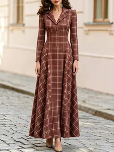 Elegante bruine geruite maxi-jurk in pakstijl met lange mouwen voor herfst en winter