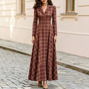 Elegante bruine geruite maxi-jurk met lange mouwen en reverskraag voor de herfst