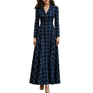 Elegante marineblauwe geruite maxi-jurk in pakstijl met lange mouwen en knopen