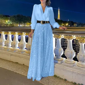 Detailansicht der eleganten hellblauen V-Ausschnitt Bluse und Pailletten-Hose.