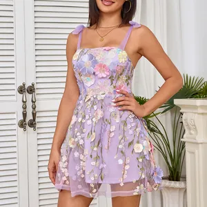Détail de la robe courte lavande avec broderie florale 3D colorée et bretelles mesh