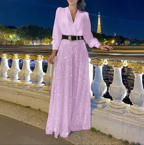 Elegante lavendelfarbene V-Ausschnitt-Bluse und weite Paillettenhose für Damen im Set.