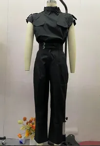 Set due pezzi nero con top multitasche e pantaloni con fibbia in vita regolabile.