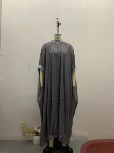 Elegantes graues Chiffon-Maxikleid mit Paillettenkragen auf einer Schaufensterpuppe
