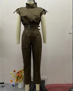 Tuta intera smanicata stile militare verde militare con cintura in vita su manichino