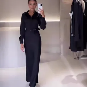 Robe longue élégante en satin noir avec col polo et ceinture soulignant la taille