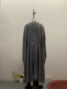 Detailansicht der Rückseite eines grauen Chiffon-Maxikleides mit Pailletten am Stehkragen