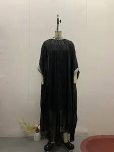 Detailansicht eines schwarzen Chiffon-Maxikleids mit silbernem Paillettenbesatz am Ausschnitt