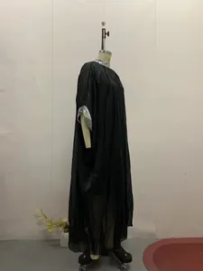 Detailansicht eines schwarzen Chiffon-Maxikleids mit eleganten silbernen Paillettenmanschetten