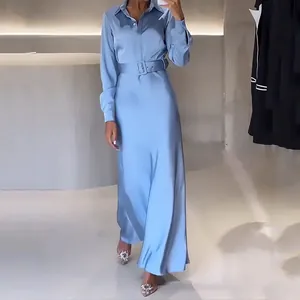 Robe longue élégante en satin bleu clair avec col polo et ceinture pour femme