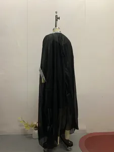 Rückansicht eines schwarzen Chiffonkleides mit Paillettenbesatz an Kragen und Manschetten.