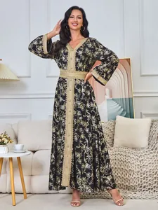 Robe abaya élégante imprimée floral noir et or avec manches longues et ceinture taille