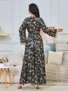 Vue arrière détaillée d'une robe abaya à fleurs noir et or avec une ceinture élégante