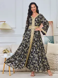 Abaya noire élégante avec motifs floraux dorés et bordures brodées sophistiquées
