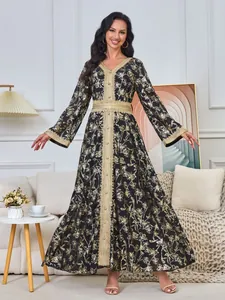 Vue détaillée d'une élégante robe abaya caftan noire et dorée avec bordure en dentelle