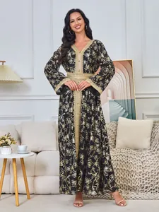 Abaya noire et dorée à fleurs avec broderies et manches longues pour une mode pudique