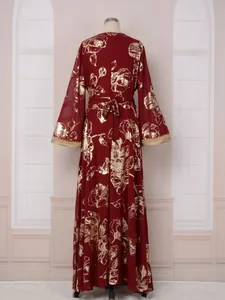 Vue arrière d'une robe Abaya bordeaux avec d'élégants détails de fleurs dorées