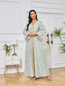 Robe Abaya Kaftan bleu clair élégante ornée de broderies dorées et manches cloches