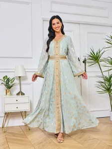 Abaya bleu clair élégant à manches longues avec motif floral doré et dentelle dorée