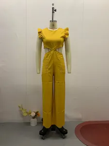 Detailansicht eines gelben Sommer-Jumpsuits mit Taillenausschnitten und Rüschenärmeln
