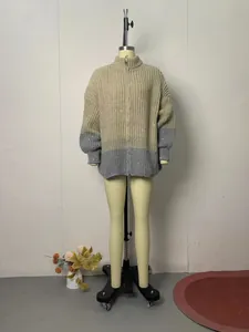 Dettaglio del cardigan bicolore in maglia grossa con paillettes e collo con zip