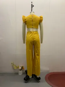 Rückansicht eines gelben Overalls mit Rüschenärmeln und weitem Bein auf einer Schaufensterpuppe.