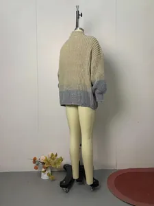 Vista posteriore dettagliata di un maglione a maglia grossa bicolore con paillettes su un manichino