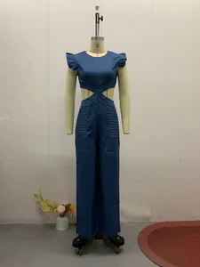 Blauer Denim-Jumpsuit mit Rüschenärmeln und Taillenausschnitt auf einer Schneiderpuppe