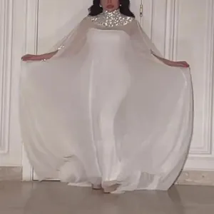 Elegante witte avondjurk met een hoge paillettenkraag en een vloeiende cape detail