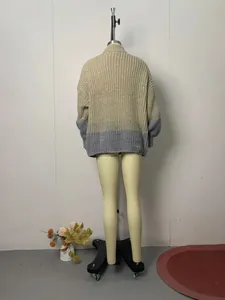 Vista posteriore di un cardigan in maglia con paillettes bicolore su un manichino