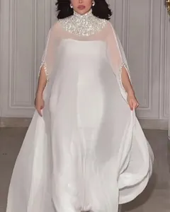 Elegante witte jurk met pailletten sjaal met hoge nek en vloeiende chiffon rok.