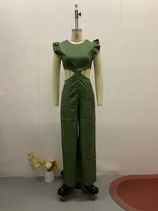 Detaillierte Ansicht eines grünen Jumpsuits mit Rüschenärmeln und Taillenausschnitt.