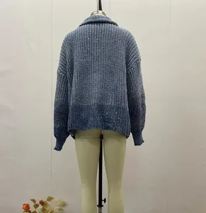 Vista posteriore di un cardigan in maglia grossa blu con paillettes scintillanti per donna