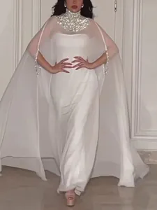 Elegant detail van een witte avondjurk met paillettencape en een hoge halslijn