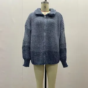 Dettaglio frontale del cardigan in maglia con paillettes blu su un manichino da studio