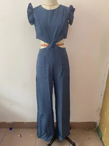 Blauer Jumpsuit mit Rundhalsausschnitt, Rüschenärmeln und Taillenausschnitt auf Schneiderpuppe.