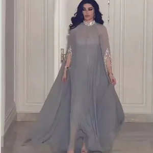 Elegante grijze maxi-jurk met cape-split en metalen lovertjes bij de hals en mouwen