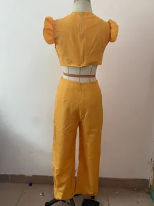 Detaillierte Rückansicht des gelben Zweiteilers mit Rüschenärmeln und High-Waist-Hose