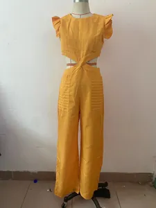 Ganzkörperansicht eines gelben rückenfreien Jumpsuits mit Rüschenärmeln auf Schaufensterpuppe