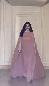 Elegante mauve lange jurk met fonkelende lovertjes cape en split voor de avond