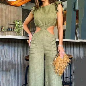 Eleganter olivgrüner Jumpsuit mit Rüschenärmeln und weitem Bein für einen modernen Sommerlook.