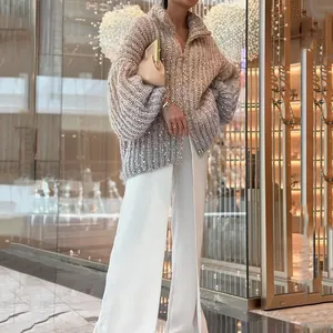 Elegante maglione in maglia con paillettes, scollo a V e maniche a lanterna chic