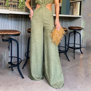 Detailansicht eines olivgrünen Jumpsuits mit weitem Bein, Taillenausschnitt und Falten