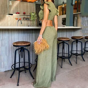 Modisches Zweiteiler-Set mit rüschenbesetztem Crop-Top und olivgrüner Hose mit weitem Bein.