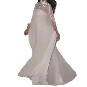 Elegante witte vloerlange jurk met een glinsterende pailletten cape en hoge kraag