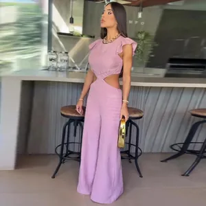 Stylischer pinkfarbener Jumpsuit mit weitem Bein, Rüschenärmeln und Cut-out an der Taille.