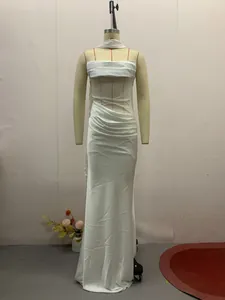 Vorderansicht eines weißen Plissee-Kleides mit elegantem Bandkragen auf Puppe