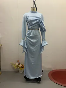 Elegante abito lungo in raso azzurro con pieghe, maniche lunghe e cintura in metallo